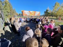 На митинге третьеклассники