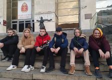 На ступеньках Музея Вооруженных Сил