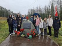У главного  нашего памятника