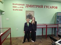 У портрета писателя